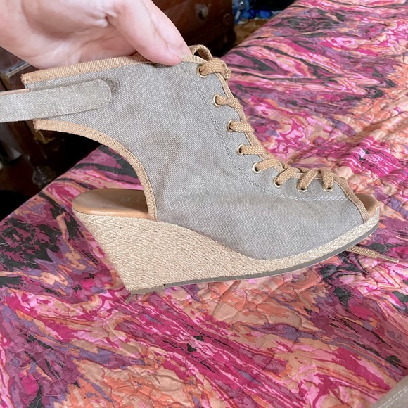Beautiful tan wedges with canvas sides. - Picture 4 of 4